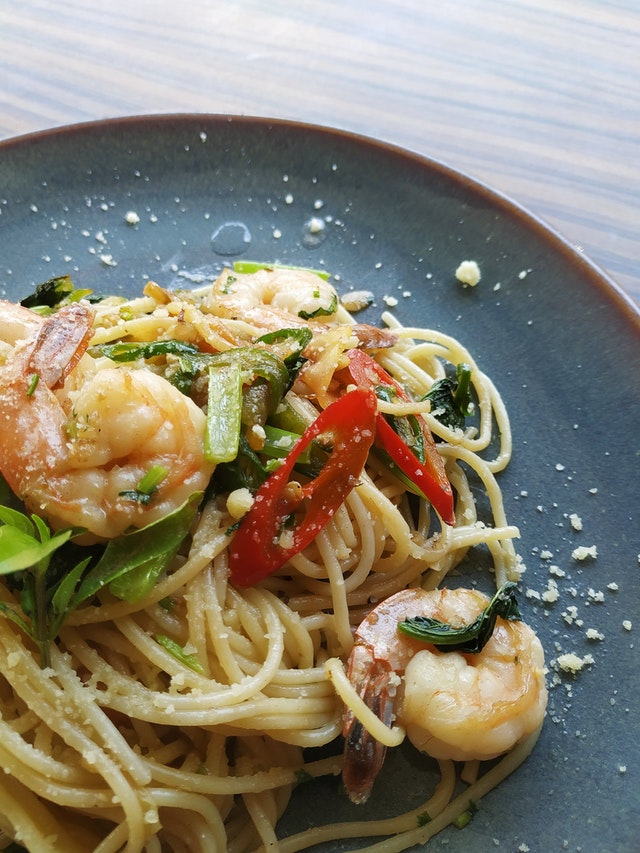 shrimp-pasta-served-on-gray-plate-2092906.jpg